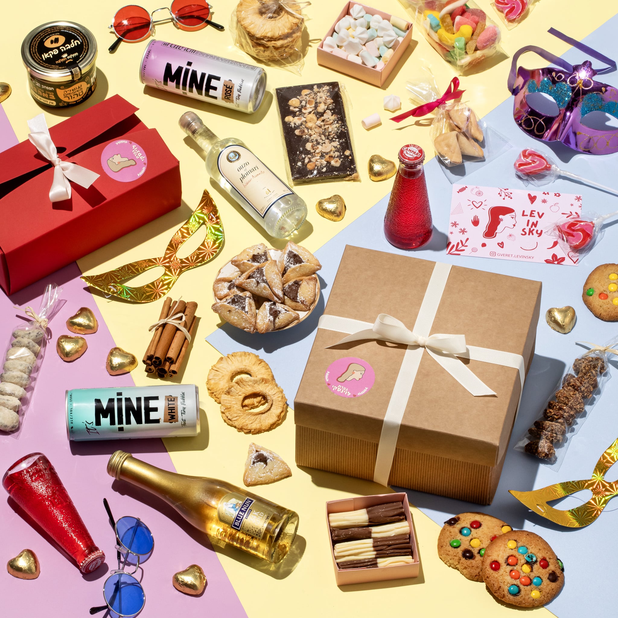 תמונה זו מציגה מארז משוק לוינסקי, המלא בפינוקים טעימים ומפנקים. המארז מתרכז במגוון רחב של מוצרי מזון איכותיים ואוכל טרי, המיוצרים באופן מקצועי ובאהבה במיוחד. בתוך המארז תמצאו מגוון של גבינות מקומיות ובינלאומיות, עשירות בטעמן ובאיכותן. לצדם, תראו מגוון רחב של קינוחים טריים, כמו עוגות, עוגיות ופרלינים, המוכנים בעבודת יד ובמרפסת עיניים. המארז מושלם גם למתנה או לחווית אכילה מפנקת בבית, והוא יענה על כל צרכי הפינוק והטעם שלכם.